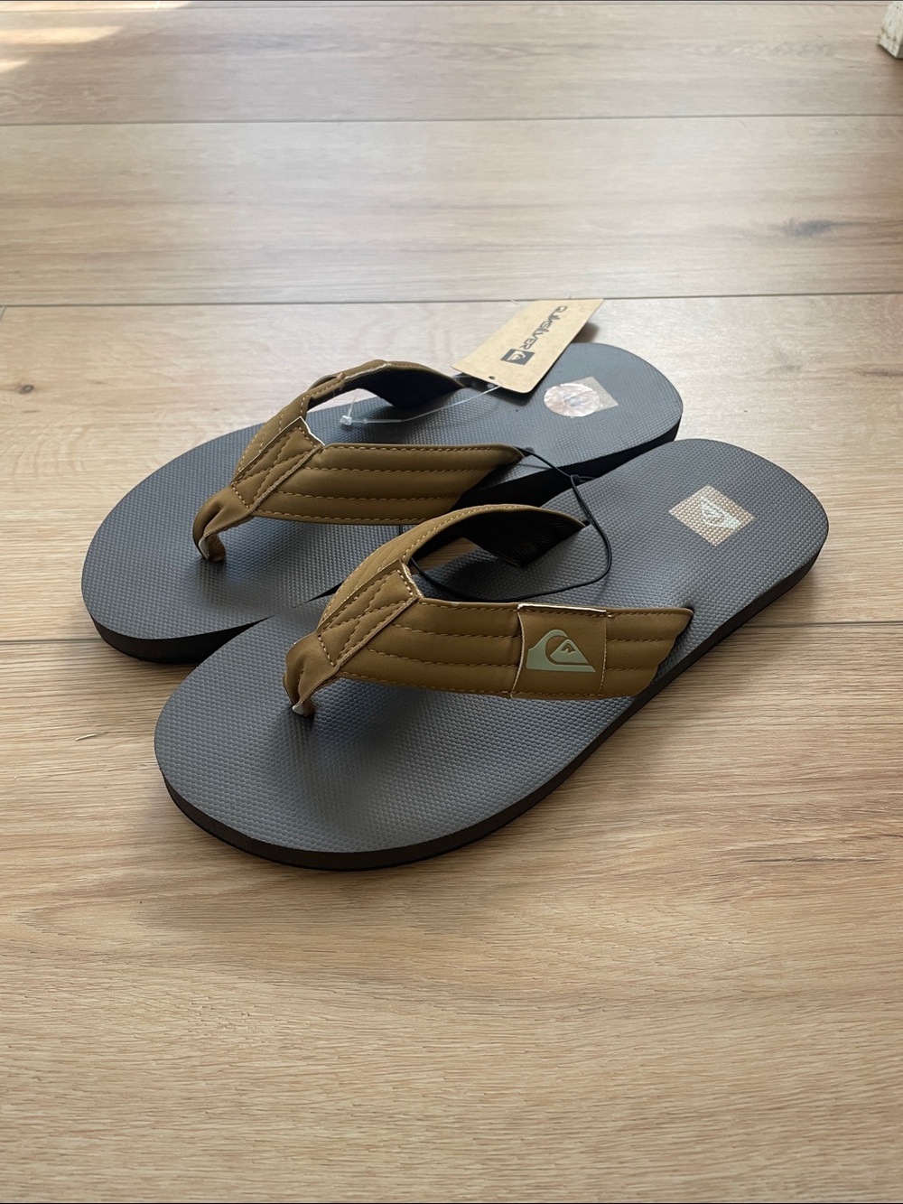 NWT Quiksilver Brown Strapped Flip Flops with Gray Footbed Men 8
